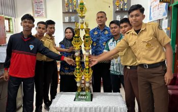 Siswa SMAN 2 Kendari yang berhasil meraih Juara 1 ALVOSTRA CUP berfoto bersama Kepala SMAN 2 Kendari Nur Aida dan Wakil Kepala Sekolah Bidang Kesiswaan Abdul Rahman. (FOTO: FAYSAL/MS)