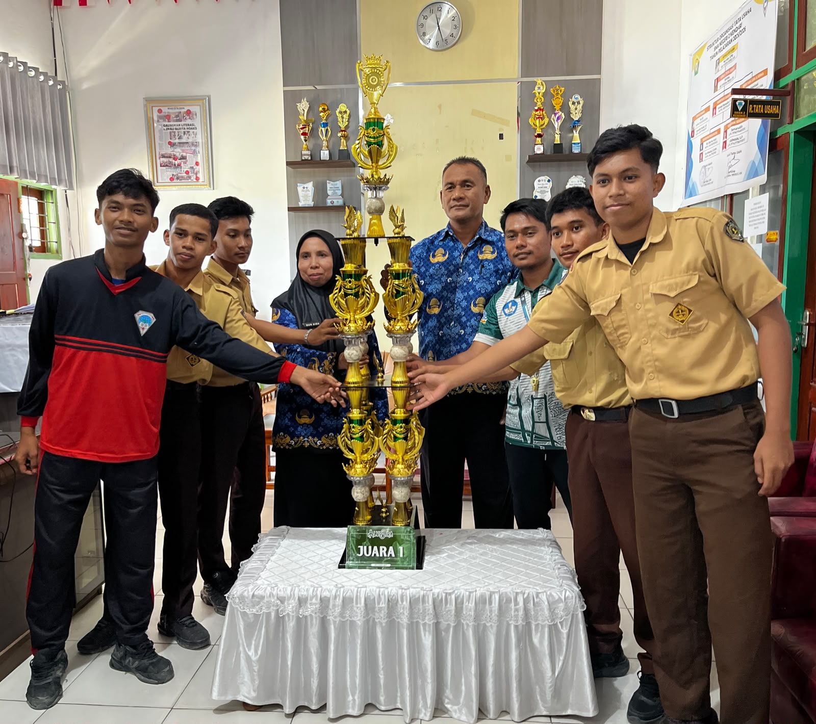 Siswa SMAN 2 Kendari yang berhasil meraih Juara 1 ALVOSTRA CUP berfoto bersama Kepala SMAN 2 Kendari Nur Aida dan Wakil Kepala Sekolah Bidang Kesiswaan Abdul Rahman. (FOTO: FAYSAL/MS)