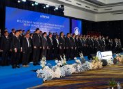 Ketua Umum DPN Peradi Profesional Prof. Harris Arthur Hedar saat melantik 120 pengurus DPD Peradi Profesional, termasuk empat DPD di Sulawesi Tenggara (Sultra), yakni DPD Kendari, Kolaka, Andoolo, dan Baubau periode 2026–2031, di salah satu hotel di Kota Kendari, Rabu (23/9/2026) malam. (FOTO: FAYSAL/MS)