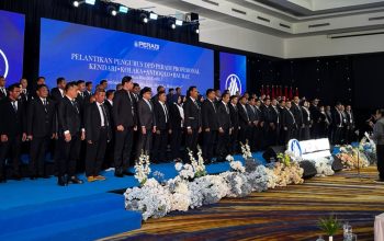 Ketua Umum DPN Peradi Profesional Prof. Harris Arthur Hedar saat melantik 120 pengurus DPD Peradi Profesional, termasuk empat DPD di Sulawesi Tenggara (Sultra), yakni DPD Kendari, Kolaka, Andoolo, dan Baubau periode 2026–2031, di salah satu hotel di Kota Kendari, Rabu (23/9/2026) malam. (FOTO: FAYSAL/MS)
