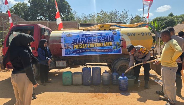 Kemarau Melanda, Polsek Lantari Jaya Salurkan Bantuan Air Bersih untuk Warga