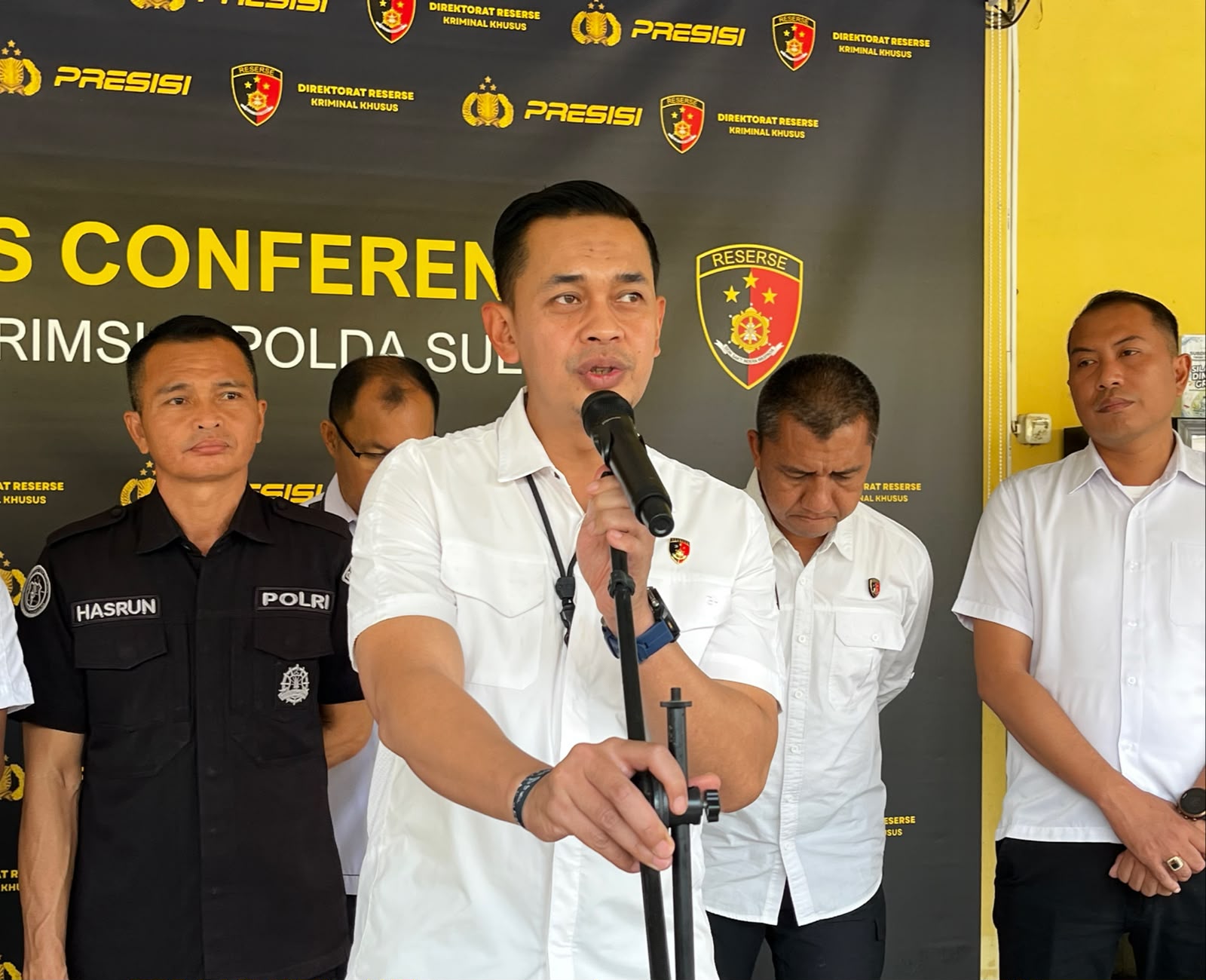 Dirreskrimsus Polda Sultra, Kombes Pol Wisnu Wibowo, S.H., S.I.K., M.Si., saat menggelar konferensi pers di Lobby Ditreskrimsus Polda Sultra, Rabu (30/9/2026). (FOTO: FAYSAL/MS)