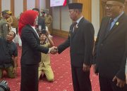 Gubernur Sulawesi Tenggara (Sultra) Andi Sumangerukka memberikan ucapan selamat kepada Ifa Puciano Lestari, S.STP., M.M., usai dilantik sebagai Kepala Badan Pendapatan Daerah (Bapenda) Provinsi Sultra, bertempat di ruang pola Kantor Gubernur Sultra, Senin (21/9/2026). (FOTO: FAYSAL/MS)