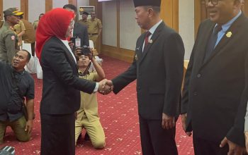 Gubernur Sulawesi Tenggara (Sultra) Andi Sumangerukka memberikan ucapan selamat kepada Ifa Puciano Lestari, S.STP., M.M., usai dilantik sebagai Kepala Badan Pendapatan Daerah (Bapenda) Provinsi Sultra, bertempat di ruang pola Kantor Gubernur Sultra, Senin (21/9/2026). (FOTO: FAYSAL/MS)