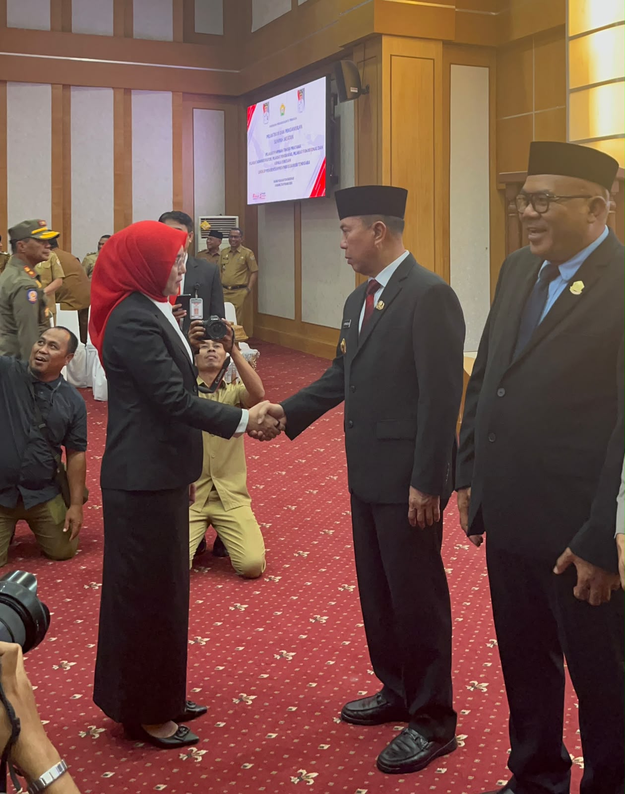 Gubernur Sulawesi Tenggara (Sultra) Andi Sumangerukka memberikan ucapan selamat kepada Ifa Puciano Lestari, S.STP., M.M., usai dilantik sebagai Kepala Badan Pendapatan Daerah (Bapenda) Provinsi Sultra, bertempat di ruang pola Kantor Gubernur Sultra, Senin (21/9/2026). (FOTO: FAYSAL/MS)