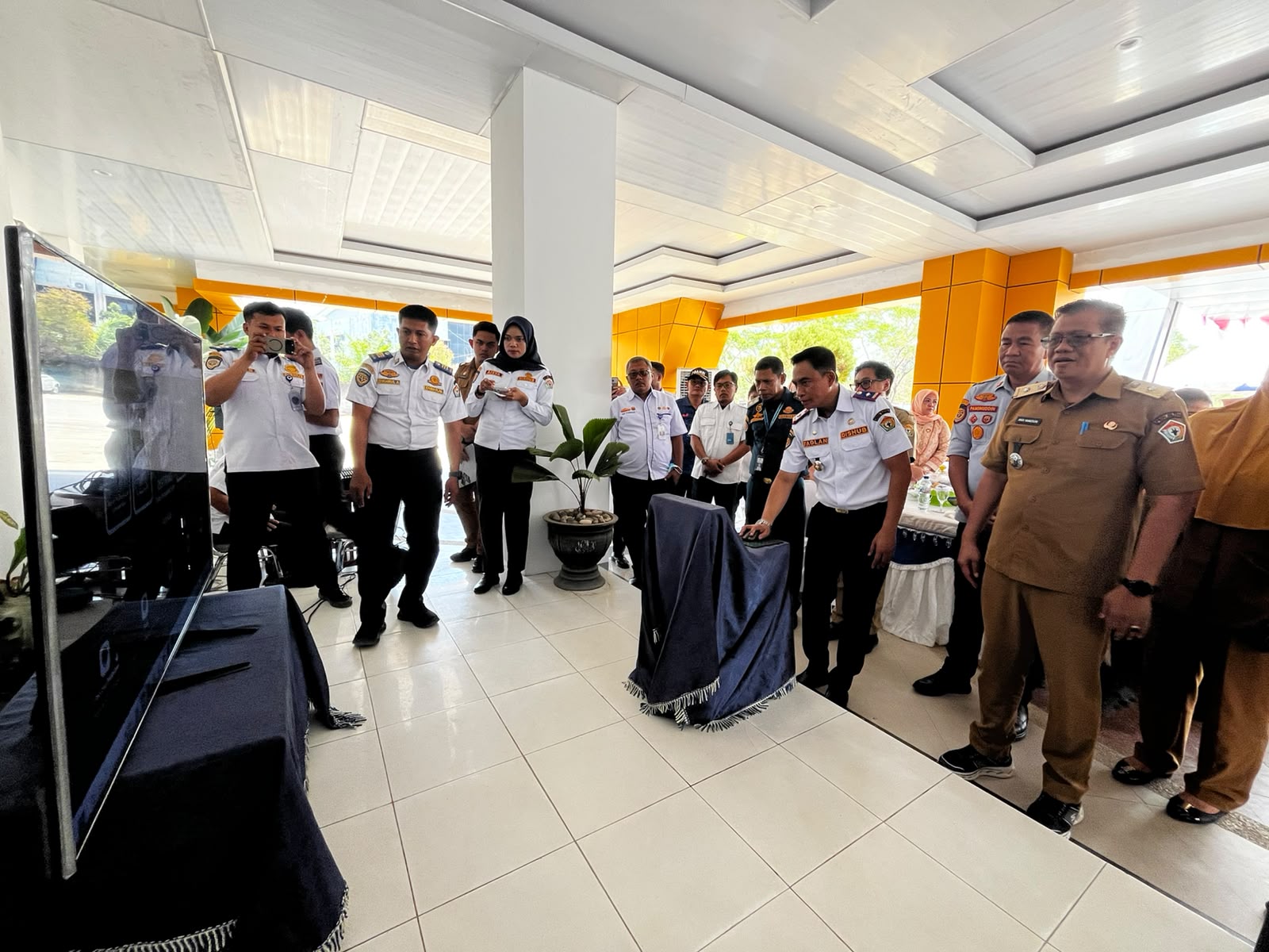 Kepala Dinas Perhubungan (Dishub) Provinsi Sulawesi Tenggara (Sultra) yang juga Pj Sekretaris Daerah (Sekda) Sultra, Muhammad Fadlansyah, resmi launching lima inovasi digital transportasi dalam rangka memperingati Harhubnas 2026. (FOTO: FAYSAL/MS)