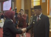 Gubernur Sultra, Andi Sumangerukka saat memberikan selamat kepada Nur Aida usai resmi dilantik sebagai Kepala SMAN 1 Kendari. (FOTO: FAYSAL/MS)
