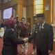 Gubernur Sultra, Andi Sumangerukka saat memberikan selamat kepada Nur Aida usai resmi dilantik sebagai Kepala SMAN 1 Kendari. (FOTO: FAYSAL/MS)