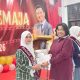 Pelajar MTs Ummusabri Kendari Rifka Aura Nabilah Fachmi saat menerima penghargaan. (Dok. Istimewa)