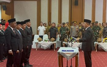 Gubernur Sultra Andi Sumangerukka (ASR) saat melantik dan mengambil sumpah 104 pejabat di lingkungan Pemprov Sultra di Ruang Pola Kantor Gubernur Sultra, Senin (21/9/2026), di Kendari. Pejabat yang dilantik terdiri atas Pejabat Pimpinan Tinggi Pratama, Pejabat Administrator, Pejabat Pengawas, Pejabat Fungsional, serta kepala sekolah SMA/SMK. (FOTO: FAYSAL/MS)