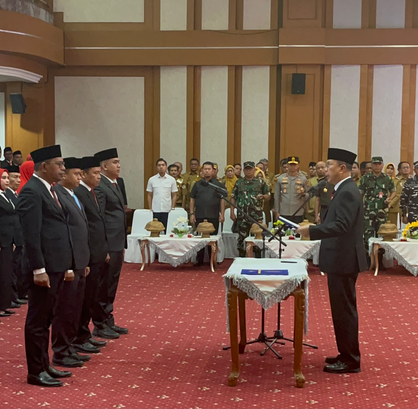 Gubernur Sultra Andi Sumangerukka (ASR) saat melantik dan mengambil sumpah 104 pejabat di lingkungan Pemprov Sultra di Ruang Pola Kantor Gubernur Sultra, Senin (21/9/2026), di Kendari. Pejabat yang dilantik terdiri atas Pejabat Pimpinan Tinggi Pratama, Pejabat Administrator, Pejabat Pengawas, Pejabat Fungsional, serta kepala sekolah SMA/SMK. (FOTO: FAYSAL/MS)
