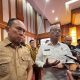 Gubernur Sultra, Mayjen TNI (Purn) Andi Sumangerukka, bersama Kepala Kejati Sultra, Sugeng Riyanta, saat diwawancarai awak media usai kegiatan penandatanganan Surat Kuasa Khusus (SKK) pengelolaan barang milik daerah antara Pemprov Sultra dan Kejaksaan Tinggi Sulawesi Tenggara di Aula Pola Kantor Gubernur Sultra, Selasa (1/9/2026). (FOTO: FAYSAL/MS)