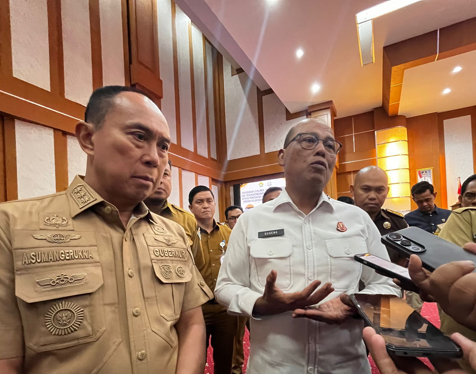 Gubernur Sultra, Mayjen TNI (Purn) Andi Sumangerukka, bersama Kepala Kejati Sultra, Sugeng Riyanta, saat diwawancarai awak media usai kegiatan penandatanganan Surat Kuasa Khusus (SKK) pengelolaan barang milik daerah antara Pemprov Sultra dan Kejaksaan Tinggi Sulawesi Tenggara di Aula Pola Kantor Gubernur Sultra, Selasa (1/9/2026). (FOTO: FAYSAL/MS)