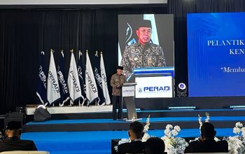 Gubernur Sulawesi Tenggara (Sultra) Andi Sumangerukka menghadiri pelantikan 120 pengurus Dewan Pimpinan Daerah (DPD) Peradi Profesional se-Sultra periode 2026-2031 yang dipimpin langsung Ketua Umum DPN Peradi Profesional Prof. Harris Arthur Hedar di salah satu hotel di Kota Kendari, Rabu (23/9/2026) malam. (FOTO: FAYSAL/MS)