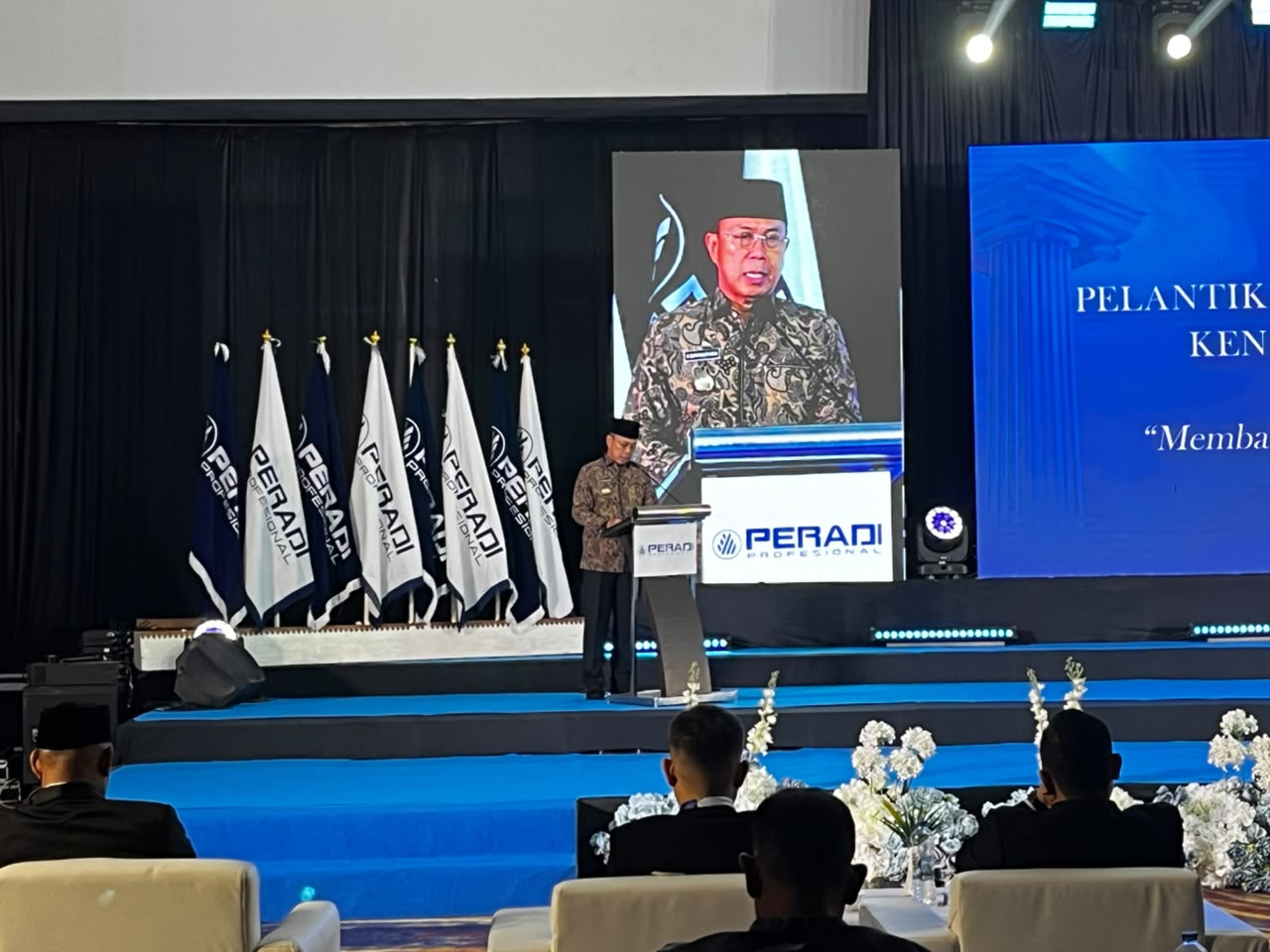 Gubernur Sulawesi Tenggara (Sultra) Andi Sumangerukka menghadiri pelantikan 120 pengurus Dewan Pimpinan Daerah (DPD) Peradi Profesional se-Sultra periode 2026-2031 yang dipimpin langsung Ketua Umum DPN Peradi Profesional Prof. Harris Arthur Hedar di salah satu hotel di Kota Kendari, Rabu (23/9/2026) malam. (FOTO: FAYSAL/MS)