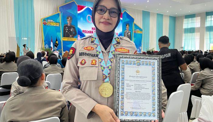 Iptu Misdayana L. usai menerima piagam penghargaan dari Kapolda Sultra Irjen Pol Dr. Himawan Bayu Aji atas keberhasilannya memenangkan gugatan TUN yang telah berkekuatan hukum tetap (inkracht), dalam perkara sengketa tanah aset Polri seluas 36 hektare. Penghargaan tersebut diserahkan dalam rangkaian syukuran Hari Jadi ke-78 Polwan RI Polda Sultra bertema “One Police Women, Extraordinary Impact” di Aula Dhacara Polda Sultra, Selasa (1/9/2026). (FOTO: FAYSAL/MS)