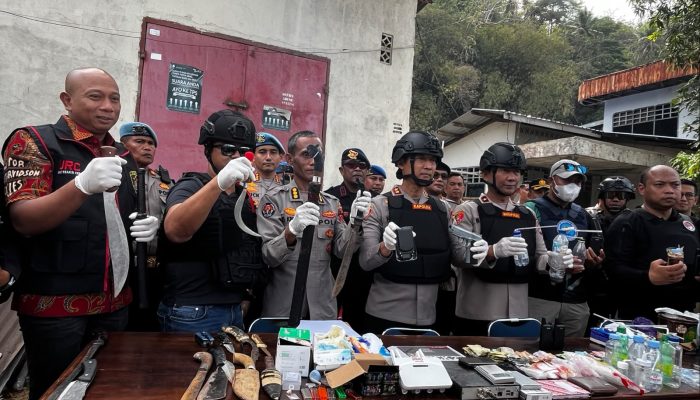Kapolda Sultra, Irjen Pol Dr. Himawan Bayu Aji, saat memberikan keterangan terkait operasi pemberantasan narkoba di Kelurahan Kampung Salo, Kecamatan Kendari, Kota Kendari, Jumat (16/10/2026). Dalam operasi gabungan tersebut, polisi mengamankan 11 orang dari tiga lokasi yang diduga berkaitan dengan peredaran narkoba. (FOTO: FAYSAL/MS)