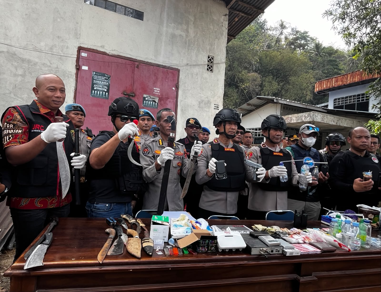 Kapolda Sultra, Irjen Pol Dr. Himawan Bayu Aji, saat memberikan keterangan terkait operasi pemberantasan narkoba di Kelurahan Kampung Salo, Kecamatan Kendari, Kota Kendari, Jumat (16/10/2026). Dalam operasi gabungan tersebut, polisi mengamankan 11 orang dari tiga lokasi yang diduga berkaitan dengan peredaran narkoba. (FOTO: FAYSAL/MS)