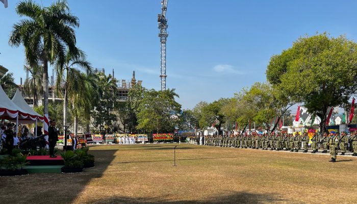 Danrem 143/Halu Oleo Brigjen TNI Raden Wahyu Sugiarto saat memimpin upacara peringatan HUT ke-81 TNI di Halaman Korem 143/Halu Oleo, Kendari, Senin (5/10/2026). (FOTO: FAYSAL/MS)