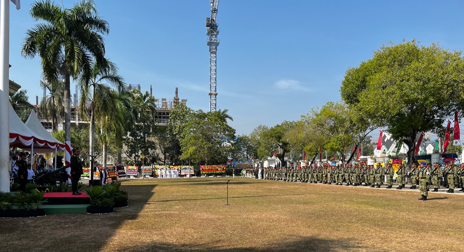 Danrem 143/Halu Oleo Brigjen TNI Raden Wahyu Sugiarto saat memimpin upacara peringatan HUT ke-81 TNI di Halaman Korem 143/Halu Oleo, Kendari, Senin (5/10/2026). (FOTO: FAYSAL/MS)