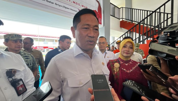 Gubernur Lembaga Pengelola Universitas dan Pendidikan Kebangsaan RI, Marsekal TNI (Purn) Donny Ermawan T., M.D.S., M.S.P. saat diwawancarai awak media saat menghadiri Open House atau gelar griya SMA Unggul Garuda Baru yang berlokasi di Desa Lebo Jaya, Kecamatan Konda, Kabupaten Konawe Selatan (Konsel), Sulawesi Tenggara (Sultra), Sabtu (17/10/2026) (FOTO: FAYSAL/MS)