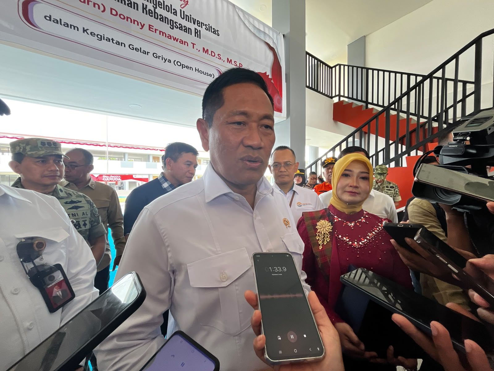 Gubernur Lembaga Pengelola Universitas dan Pendidikan Kebangsaan RI, Marsekal TNI (Purn) Donny Ermawan T., M.D.S., M.S.P. saat diwawancarai awak media saat menghadiri Open House atau gelar griya SMA Unggul Garuda Baru yang berlokasi di Desa Lebo Jaya, Kecamatan Konda, Kabupaten Konawe Selatan (Konsel), Sulawesi Tenggara (Sultra), Sabtu (17/10/2026) (FOTO: FAYSAL/MS)