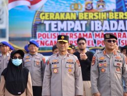 Wakapolda Sultra Pimpin Green Policing, Bersihkan Masjid Al Alam Bersama Personel Gabungan