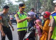 Kapolda Sultra Turun ke Jalan, Atur Lalu Lintas dan Bagikan Helm Gratis