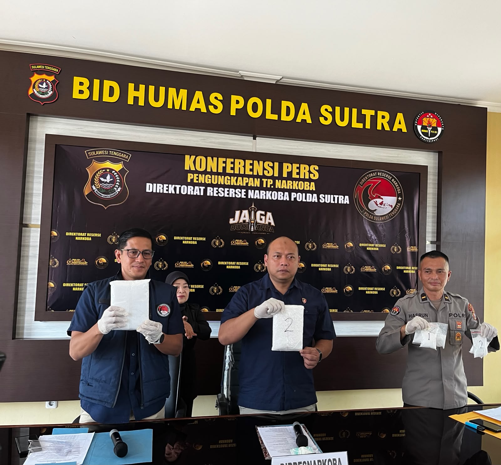 Ditresnarkoba Polda Sultra mengungkap jaringan peredaran narkotika di Kota Kendari dengan barang bukti sabu seberat sekitar 3,5 kilogram. Pengungkapan tersebut disampaikan dalam konferensi pers yang digelar Polda Sultra, Selasa (6/10/2026).