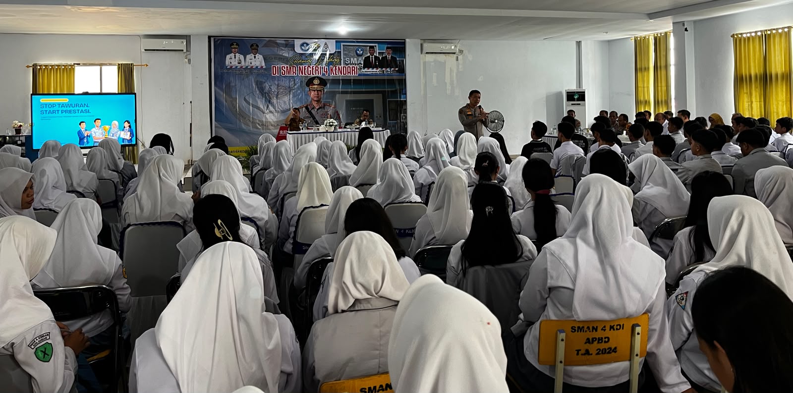Kapolda Sultra, Irjen Pol. Dr. Himawan Bayu Aji, saat menyampaikan materi dan arahan kepada para siswa-siswi di aula SMAN 4 Kendari. (FOTO: FAYSAL/MS)
