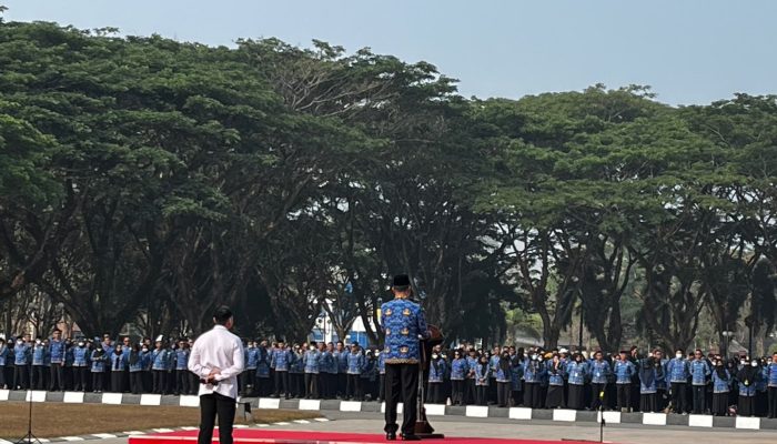 Gubernur Sultra, Andi Sumangerukka (ASR), saat memimpin apel Hari Kesadaran Nasional di Halaman Kantor Gubernur Sultra, Senin (19/10/2026). (FOTO: FAYSAL/MS)