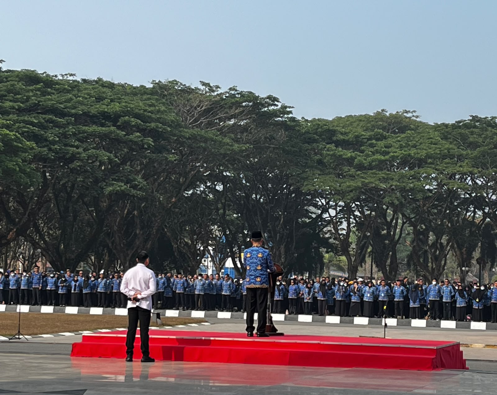 Gubernur Sultra, Andi Sumangerukka (ASR), saat memimpin apel Hari Kesadaran Nasional di Halaman Kantor Gubernur Sultra, Senin (19/10/2026). (FOTO: FAYSAL/MS)