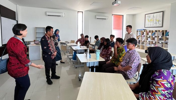 Plt Kepala Dinas Pendidikan dan Kebudayaan (Dikbud) Sultra, Mukhtar, saat mengunjungi SMA Unggul Garuda Konawe Selatan (Konsel), Sabtu (17/10/2026). Kunjungan tersebut dirangkaikan dengan audiensi bersama para siswa SMA Unggul Garuda yang berasal dari sejumlah provinsi di Indonesia. (FOTO: FAYSAL/MS)
