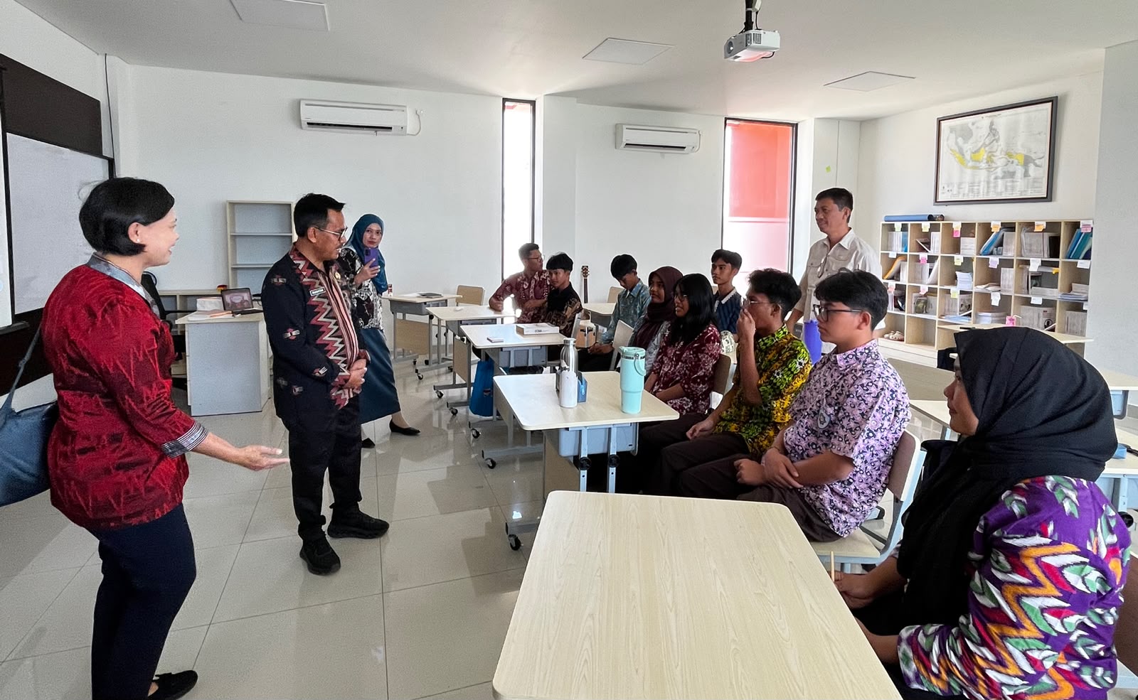 Plt Kepala Dinas Pendidikan dan Kebudayaan (Dikbud) Sultra, Mukhtar, saat mengunjungi SMA Unggul Garuda Konawe Selatan (Konsel), Sabtu (17/10/2026). Kunjungan tersebut dirangkaikan dengan audiensi bersama para siswa SMA Unggul Garuda yang berasal dari sejumlah provinsi di Indonesia. (FOTO: FAYSAL/MS)