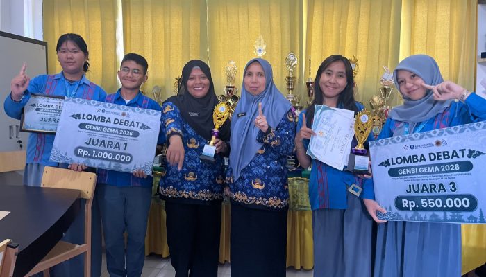 Kepala SMAN 1 Kendari, Nur Aida, S.Pd., M.Pd., (tengah) foto bersama dua tim debat SMAN 1 Kendari yang berhasil meraih Juara I dan Juara III dalam Lomba Debat GenBI Gema 2026 yang digelar GenBI STIE 66 Kendari.