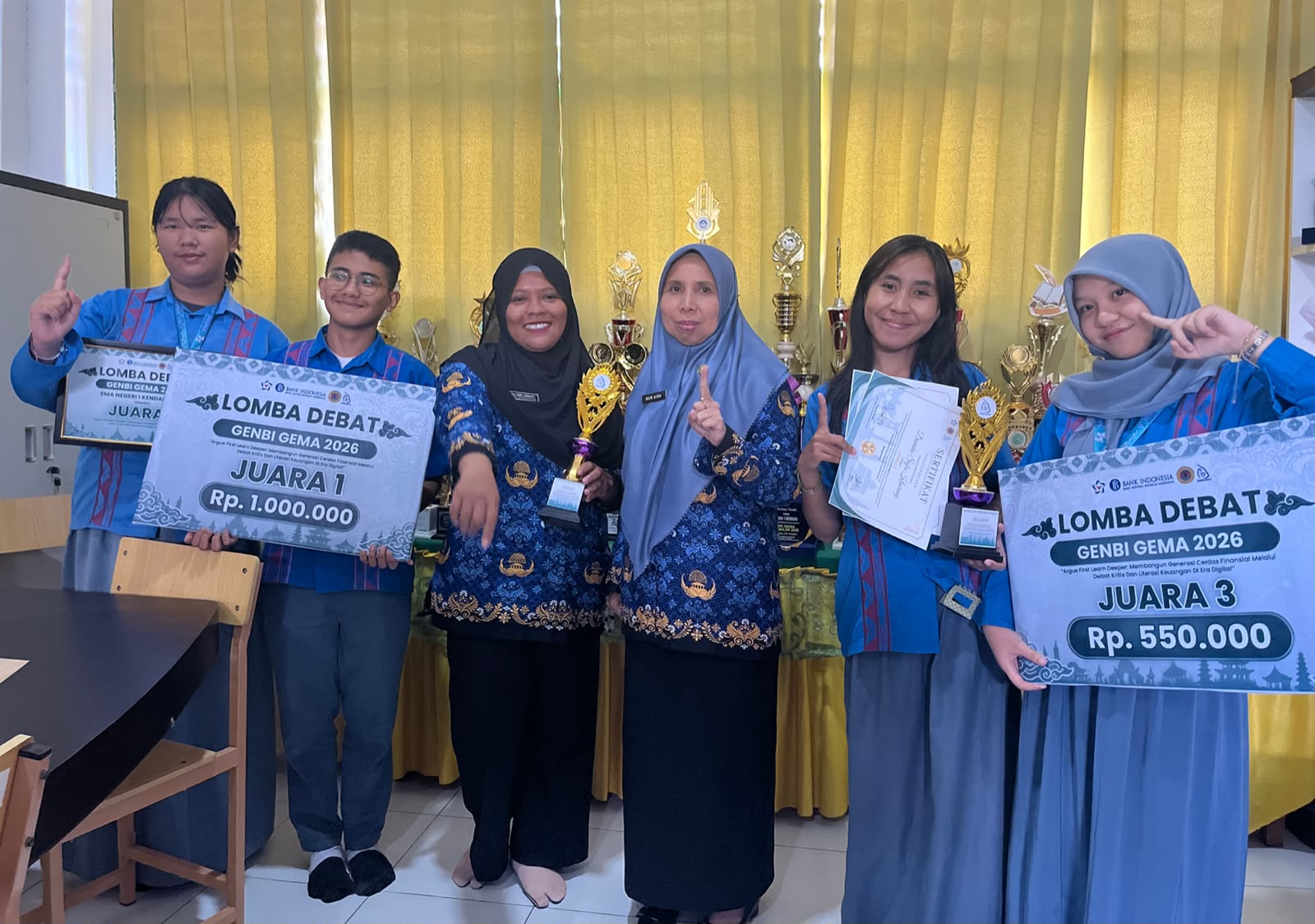 Kepala SMAN 1 Kendari, Nur Aida, S.Pd., M.Pd., (tengah) foto bersama dua tim debat SMAN 1 Kendari yang berhasil meraih Juara I dan Juara III dalam Lomba Debat GenBI Gema 2026 yang digelar GenBI STIE 66 Kendari.