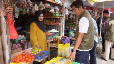 Kepala Kanwil Perum BULOG Sultra, Erdi Baskoro, saat melakukan sidak sejumlah pasar di Kota Kendari.