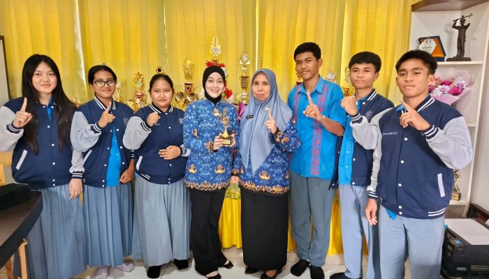 Kepala SMAN 1 Kendari, Nur Aida, S.Pd., M.Pd., didampingi Pembina Musikalisasi Puisi SMAN 1 Kendari, Sri Maharani, S.Pd., M.Pd., berfoto bersama siswa-siswi SMAN 1 Kendari yang meraih Juara II Festival Musikalisasi Puisi Tingkat Nasional Tahun 2026. (FOTO: FAYSAL/MS)