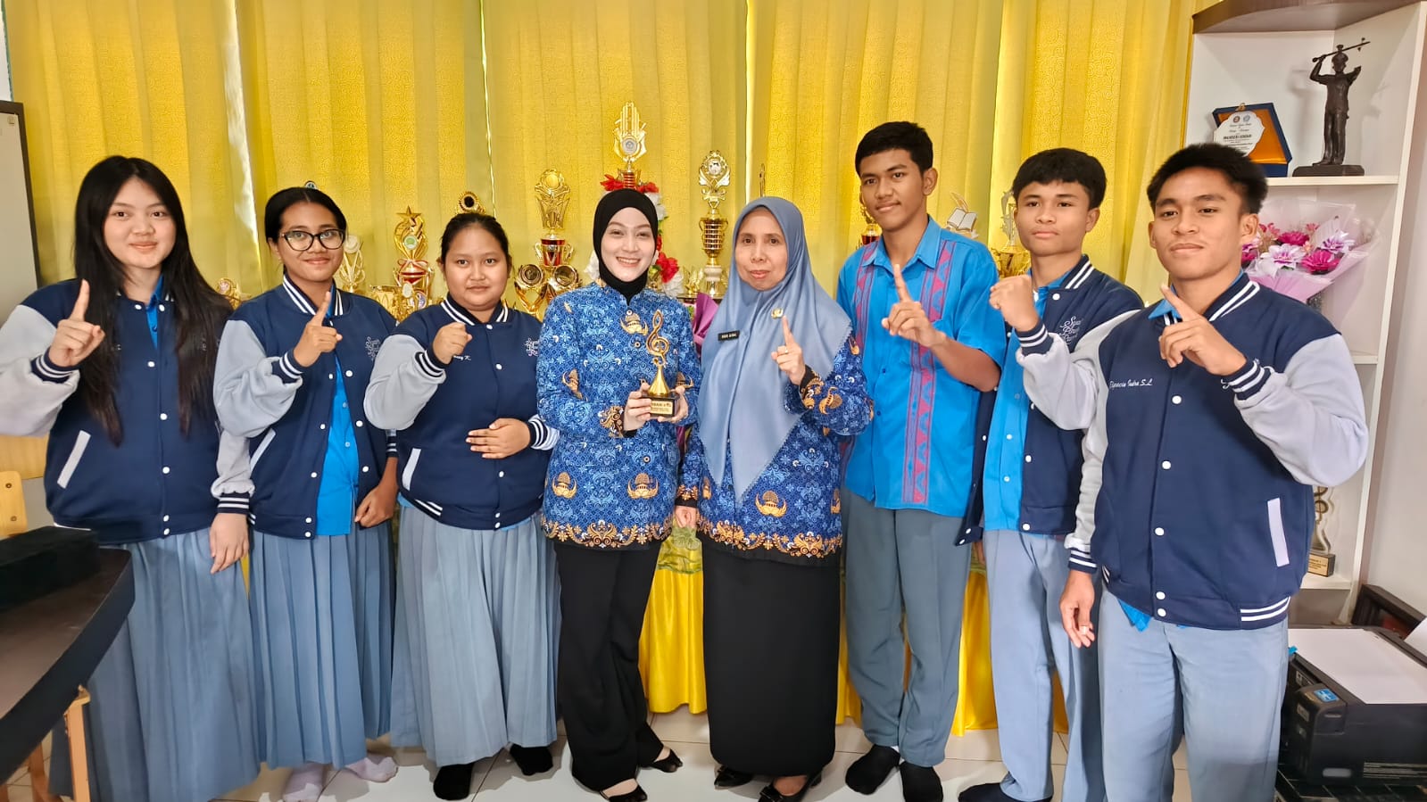 Kepala SMAN 1 Kendari, Nur Aida, S.Pd., M.Pd., didampingi Pembina Musikalisasi Puisi SMAN 1 Kendari, Sri Maharani, S.Pd., M.Pd., berfoto bersama siswa-siswi SMAN 1 Kendari yang meraih Juara II Festival Musikalisasi Puisi Tingkat Nasional Tahun 2026. (FOTO: FAYSAL/MS)