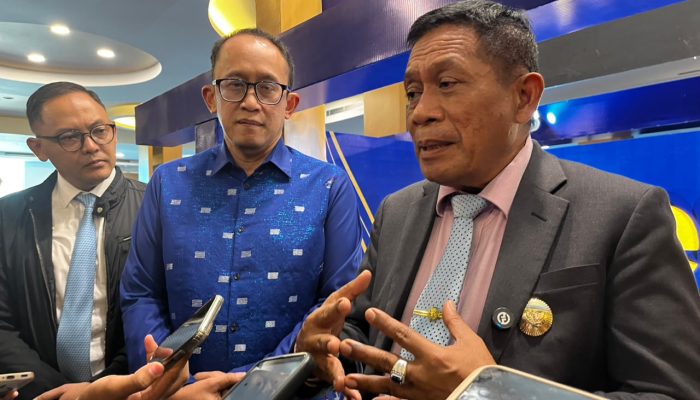 Wakil Gubernur (Wagub) Sulawesi Tenggara (Sultra) Hugua didampingi Kepala Perwakilan Bank Indonesia (BI) Provinsi Sultra Edwin Permadi dan Kepala OJK Sultra Bismi Maulana Nugraha saat diwawancarai awak media usai menghadiri FORKESTRA 2026 yang diinisiasi Kantor Perwakilan BI Provinsi Sultra di salah satu hotel di Kota Kendari, Senin (5/10/2026). (FOTO: FAYSAL/MS)
