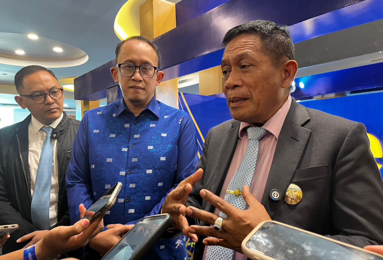 Wakil Gubernur (Wagub) Sulawesi Tenggara (Sultra) Hugua didampingi Kepala Perwakilan Bank Indonesia (BI) Provinsi Sultra Edwin Permadi dan Kepala OJK Sultra Bismi Maulana Nugraha saat diwawancarai awak media usai menghadiri FORKESTRA 2026 yang diinisiasi Kantor Perwakilan BI Provinsi Sultra di salah satu hotel di Kota Kendari, Senin (5/10/2026). (FOTO: FAYSAL/MS)