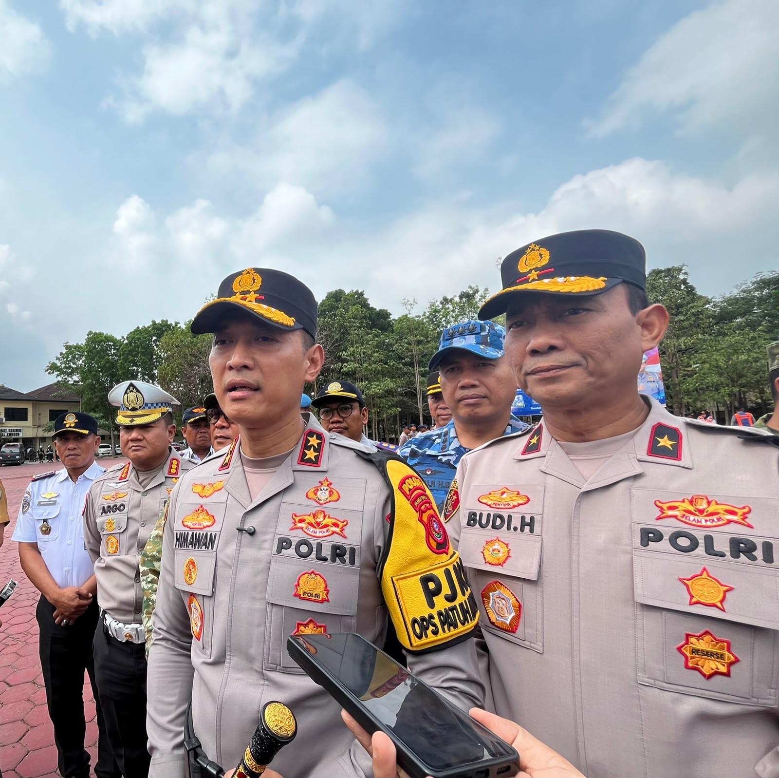Kapolda Sultra, Irjen Pol. Dr. Himawan Bayu Aji, saat diwawancarai awak media usai memimpin apel gelar pasukan Operasi Patuh Anoa 2026 di Lapangan Apel Presisi Polda Sultra. (FOTO: FAYSAL/MS)