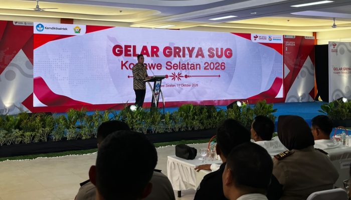 Pj Sekretaris Daerah (Sekda) Sulawesi Tenggara (Sultra), Muhammad Fadlansyah, saat membacakan sambutan Gubernur Sultra, Andi Sumangerukka (ASR), pada kegiatan Open House atau gelar griya SMA Unggul Garuda Baru di Desa Lebo Jaya, Kecamatan Konda, Kabupaten Konawe Selatan (Konsel), Sabtu (17/10/2026). (FOTO: FAYSAL/MS)