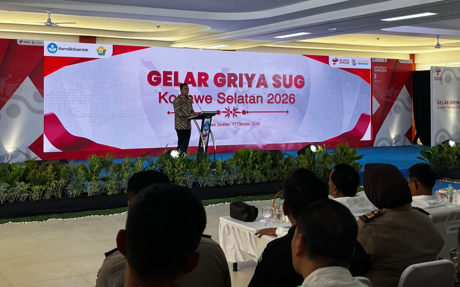 Pj Sekretaris Daerah (Sekda) Sulawesi Tenggara (Sultra), Muhammad Fadlansyah, saat membacakan sambutan Gubernur Sultra, Andi Sumangerukka (ASR), pada kegiatan Open House atau gelar griya SMA Unggul Garuda Baru di Desa Lebo Jaya, Kecamatan Konda, Kabupaten Konawe Selatan (Konsel), Sabtu (17/10/2026). (FOTO: FAYSAL/MS)