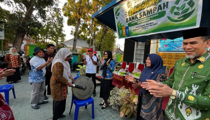 Kantor Kementerian Agama (Kemenag) Kota Kendari resmi launching Bank Sampah, Kamis (1/10/2026). Launching tersebut menjadi bagian dari upaya mendorong pengelolaan sampah dari sumbernya sekaligus mewujudkan lingkungan yang bersih dan sehat. (FOTO: Mediatamasultra.com)