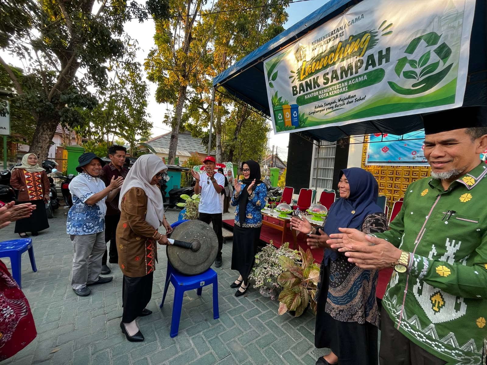 Kantor Kementerian Agama (Kemenag) Kota Kendari resmi launching Bank Sampah, Kamis (1/10/2026). Launching tersebut menjadi bagian dari upaya mendorong pengelolaan sampah dari sumbernya sekaligus mewujudkan lingkungan yang bersih dan sehat. (FOTO: Mediatamasultra.com)