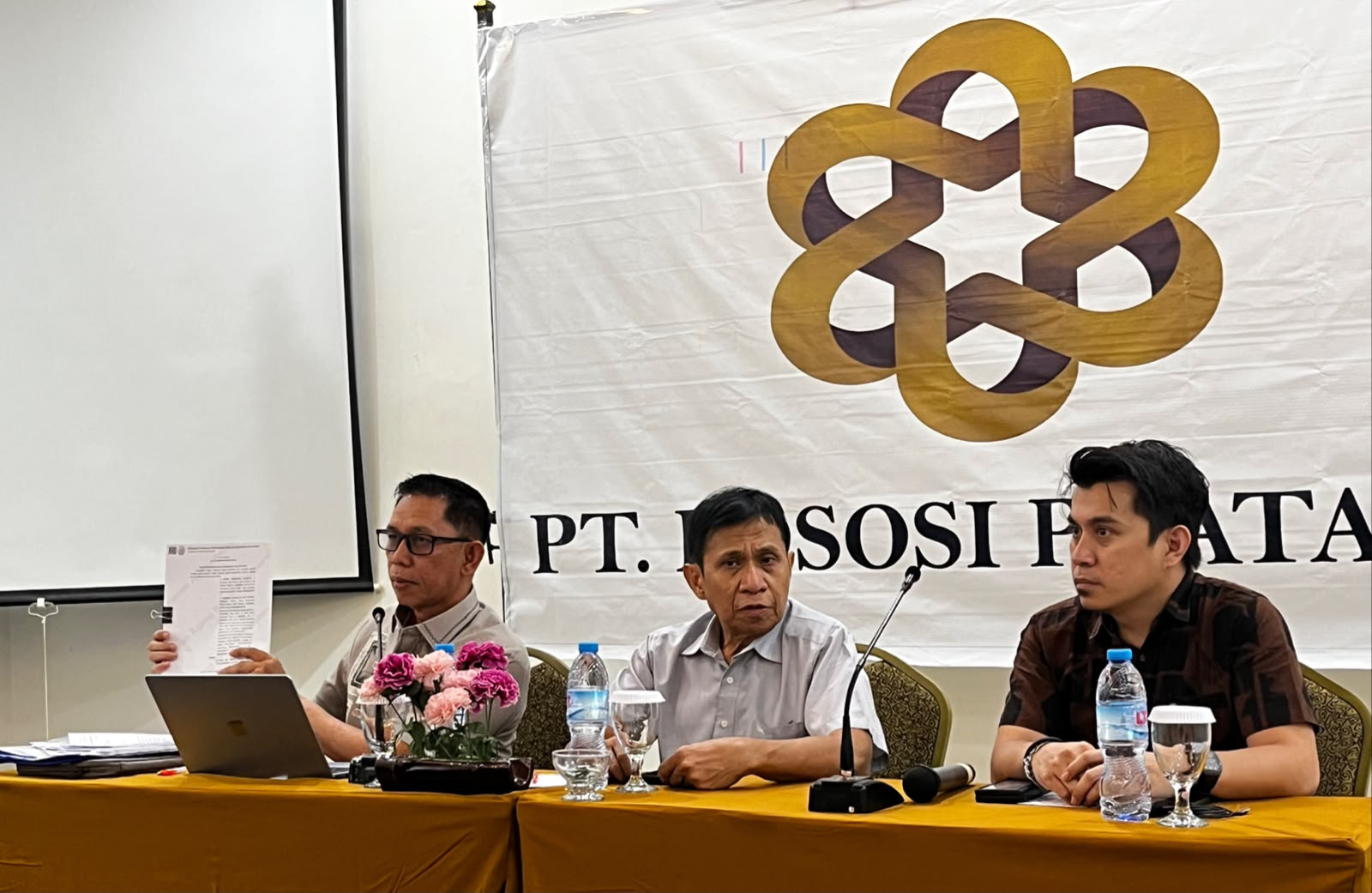 Kuasa hukum PT Bososi Pratama versi Jason Kariatun, Muhammad Arkam (paling kiri) didampingi manajemen perusahaan saat menggelar konferensi pers di salah satu hotel di Kendari, Senin (12/10/2026).