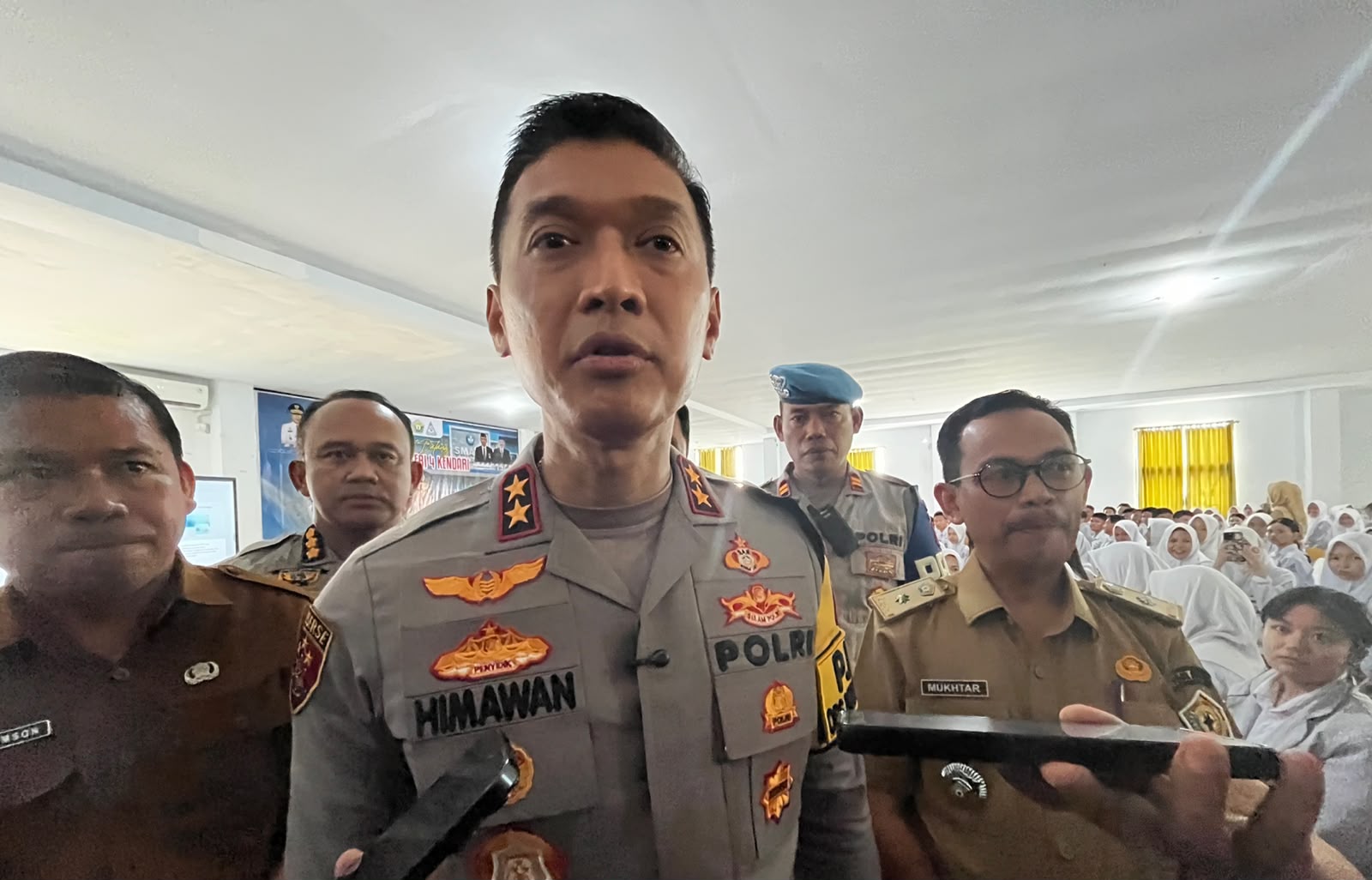 Kapolda Sultra, Irjen Pol. Dr. Himawan Bayu Aji, saat diwawancarai awak media usia memberikan arahan kepada siswa-siswi SMAN 4 Kendari dalam rangka program Polisi Peduli Pendidikan. (FOTO: FAYSAL/MS)