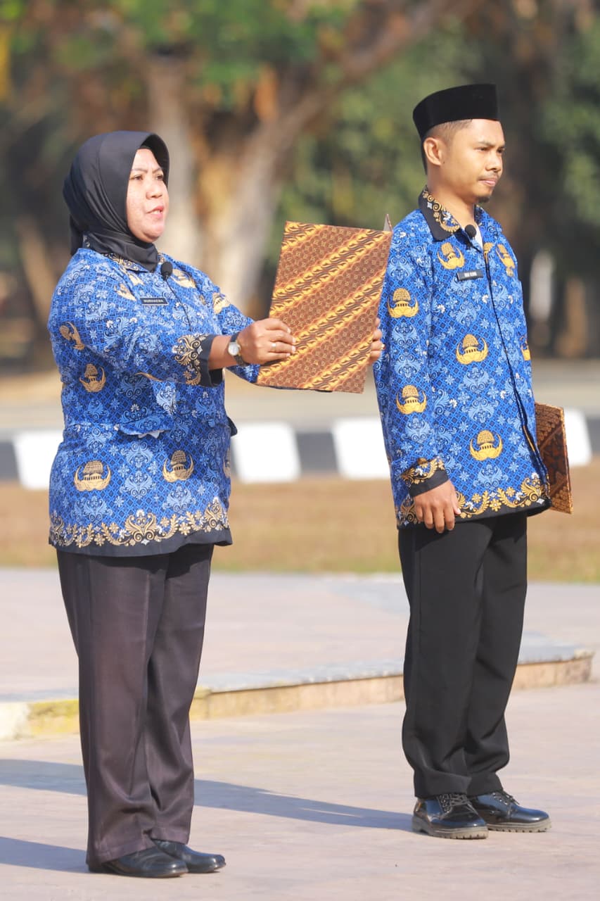 Guru SMAN 1 Kendari, Nurhaena, S.Pd., M.Pd., membacakan teks Pancasila pada upacara peringatan Hari Kesaktian Pancasila di halaman Kantor Gubernur Sulawesi Tenggara (Sultra), Kamis (1/10/2026). (Dok. Istimewa)