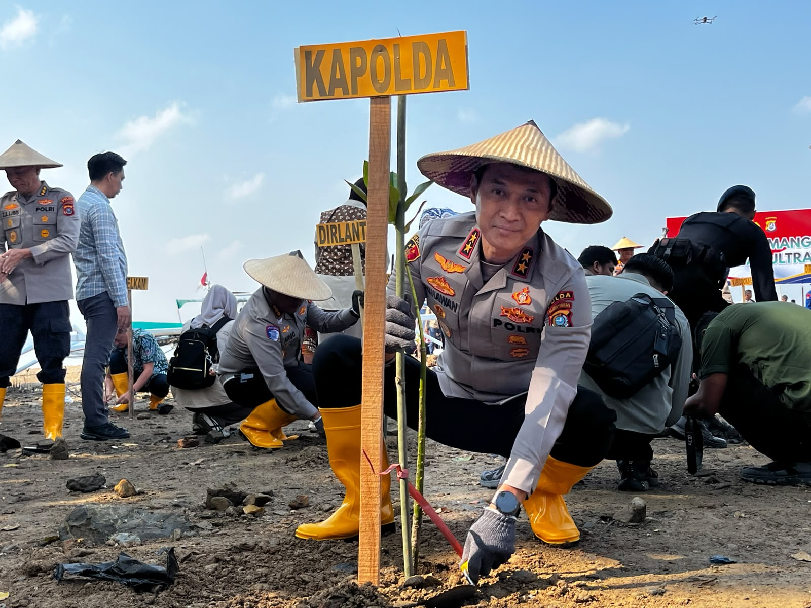 Kapolda Sultra, Irjen Pol Dr. Himawan Bayu Aji, saat melakukan penanaman mangrove di kawasan Teluk Kendari, tepatnya di depan Kantor Camat Kendari Barat, Jumat (16/10/2026). (FOTO: FAYSAL/MS)
